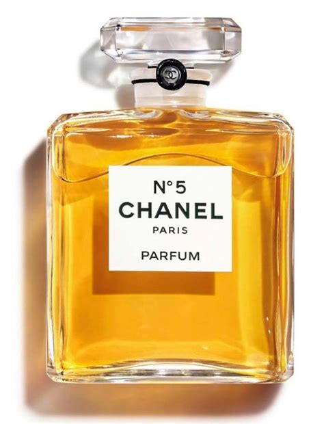 profumo chanel numero 5 su alzatina di vetro|Chanel N 5: 10 cose da sapere sul profumo donna più famoso.